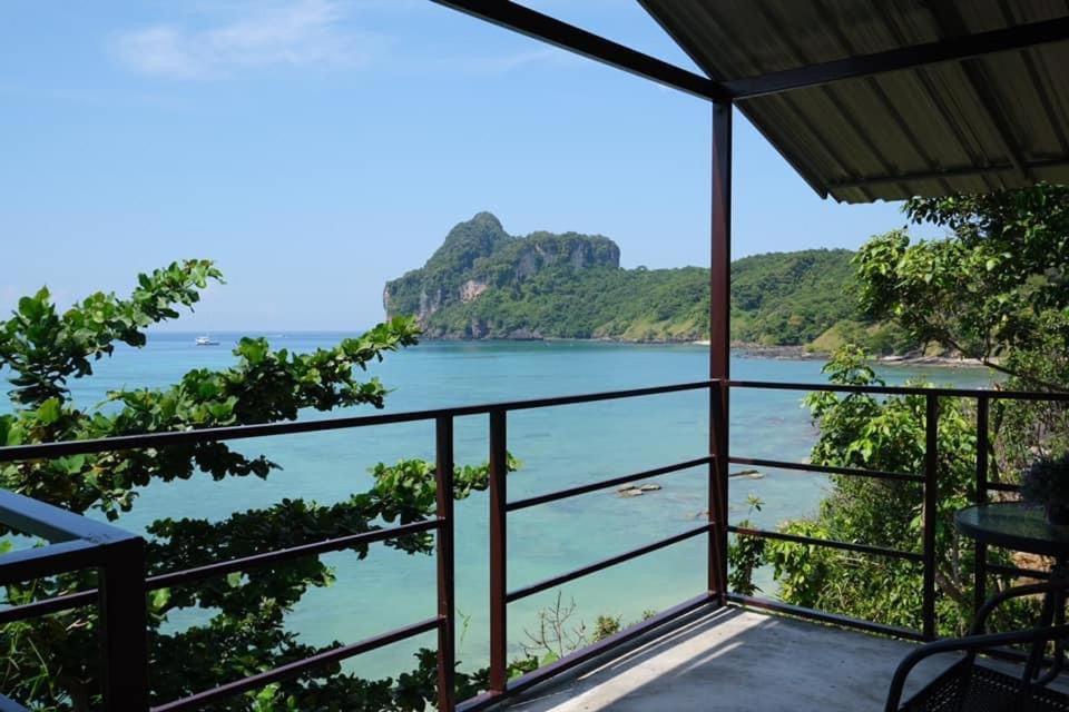 Phi Phi Seaside Bungalow Екстериор снимка