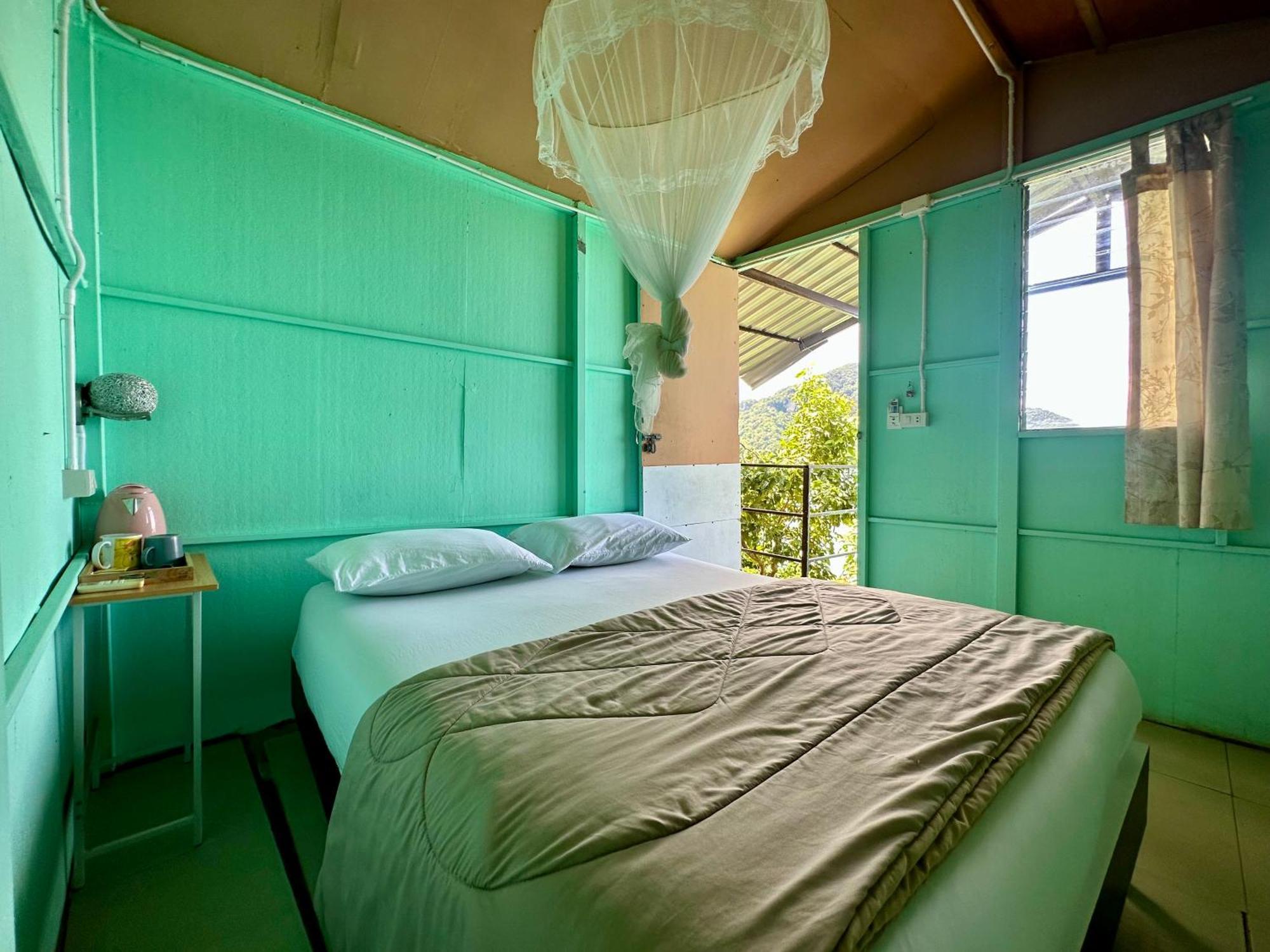 Phi Phi Seaside Bungalow Екстериор снимка